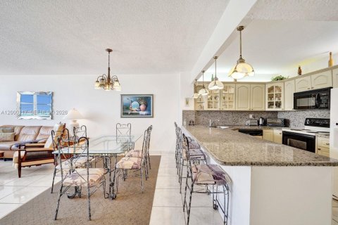 Condo in Hollywood, Florida, 2 bedrooms  № 2068832 - photo 8