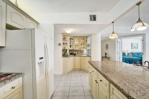 Condo in Hollywood, Florida, 2 bedrooms  № 2068832 - photo 11
