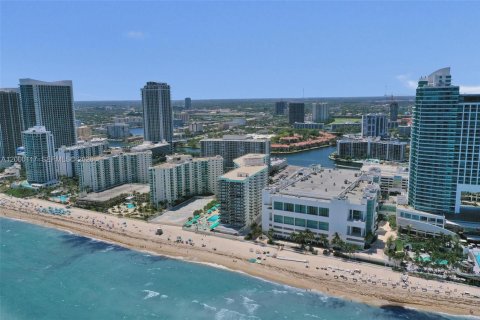 Condo in Hollywood, Florida, 2 bedrooms  № 2068832 - photo 30