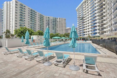 Condo in Hollywood, Florida, 2 bedrooms  № 2068832 - photo 20