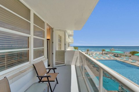 Condo in Hollywood, Florida, 2 bedrooms  № 2068832 - photo 26
