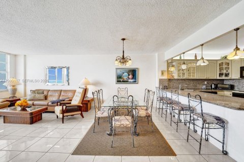 Condo in Hollywood, Florida, 2 bedrooms  № 2068832 - photo 13