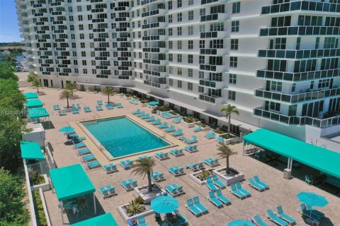 Condo in Hollywood, Florida, 2 bedrooms  № 2068832 - photo 27