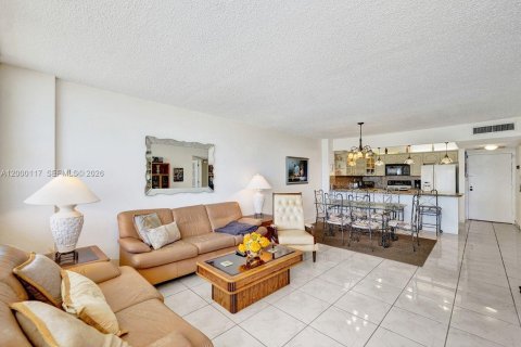 Condo in Hollywood, Florida, 2 bedrooms  № 2068832 - photo 15