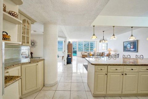 Condo in Hollywood, Florida, 2 bedrooms  № 2068832 - photo 6