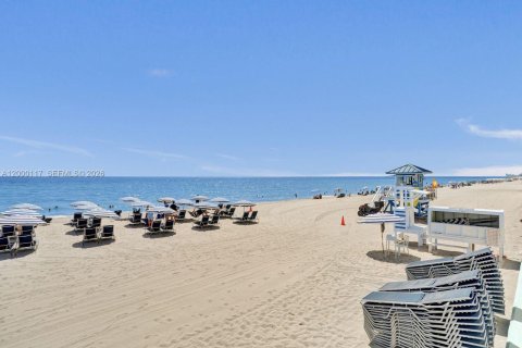 Condo in Hollywood, Florida, 2 bedrooms  № 2068832 - photo 23