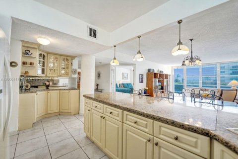 Condo in Hollywood, Florida, 2 bedrooms  № 2068832 - photo 9