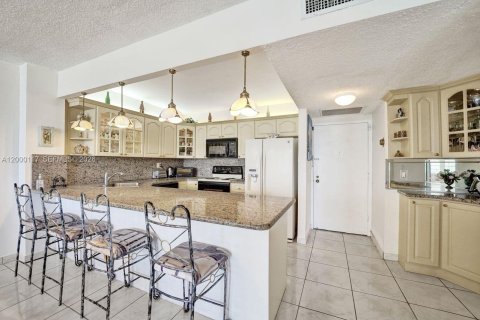 Condo in Hollywood, Florida, 2 bedrooms  № 2068832 - photo 12