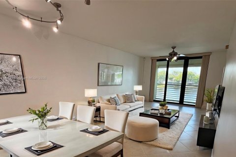 Condo in Pembroke Pines, Florida, 2 bedrooms № 1950983 - photo 1