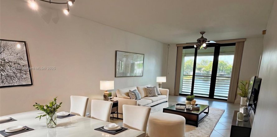 Condo in Pembroke Pines, Florida, 2 bedrooms № 1950983