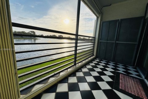 Condo in Pembroke Pines, Florida, 2 bedrooms № 1950983 - photo 20