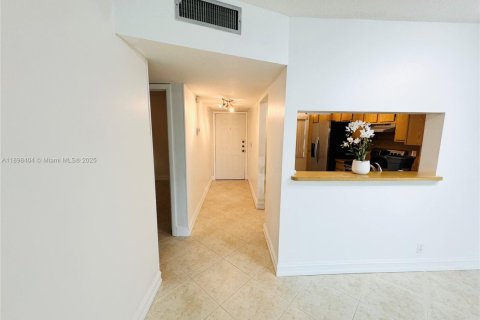 Condo in Pembroke Pines, Florida, 2 bedrooms № 1950983 - photo 6