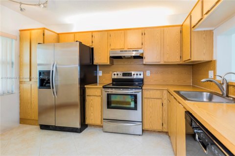 Condo in Pembroke Pines, Florida, 2 bedrooms № 1950983 - photo 9