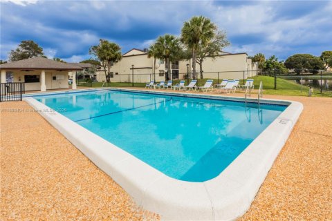 Condo in Pembroke Pines, Florida, 2 bedrooms № 1950983 - photo 23