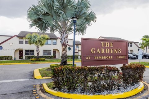 Condo in Pembroke Pines, Florida, 2 bedrooms № 1950983 - photo 21