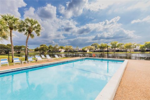 Condo in Pembroke Pines, Florida, 2 bedrooms № 1950983 - photo 22
