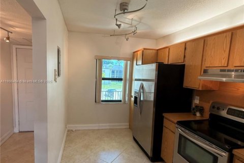 Condo in Pembroke Pines, Florida, 2 bedrooms № 1950983 - photo 8