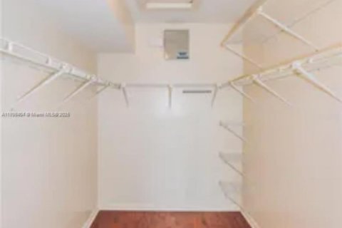 Condo in Pembroke Pines, Florida, 2 bedrooms № 1950983 - photo 10