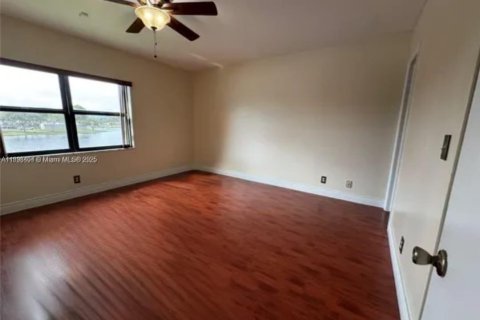 Condo in Pembroke Pines, Florida, 2 bedrooms № 1950983 - photo 12