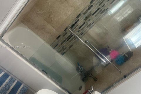 Villa ou maison à vendre à Miami, Floride: 3 chambres, 99.96 m2 № 2055028 - photo 13