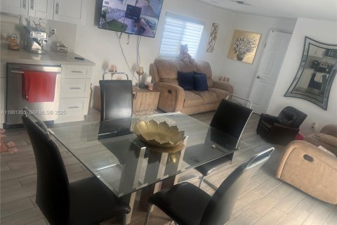 Villa ou maison à vendre à Miami, Floride: 3 chambres, 99.96 m2 № 2055028 - photo 5