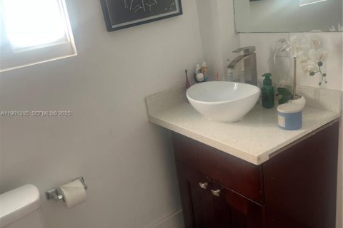 Villa ou maison à vendre à Miami, Floride: 3 chambres, 99.96 m2 № 2055028 - photo 12