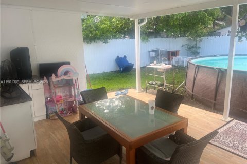 Villa ou maison à vendre à Miami, Floride: 3 chambres, 99.96 m2 № 2055028 - photo 3