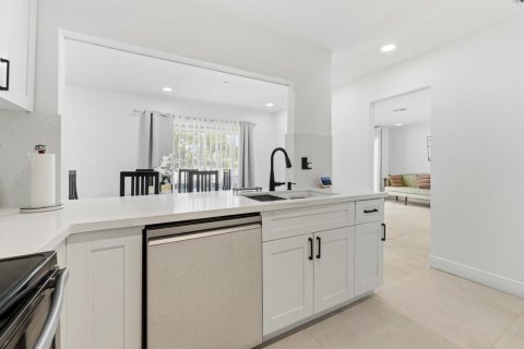Villa ou maison à louer à Royal Palm Beach, Floride: 3 chambres, 154.4 m2 № 2338410 - photo 12