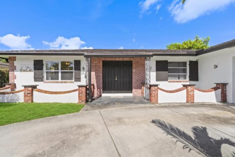 Villa ou maison à louer à Royal Palm Beach, Floride: 3 chambres, 154.4 m2 № 2338410 - photo 3