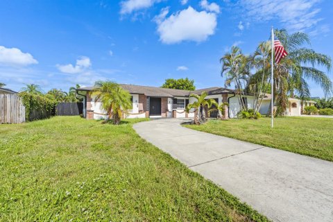 Villa ou maison à louer à Royal Palm Beach, Floride: 3 chambres, 154.4 m2 № 2338410 - photo 2
