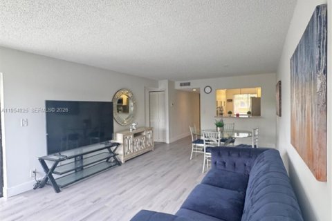 Condo in Weston, Florida, 3 bedrooms  № 2009943 - photo 18