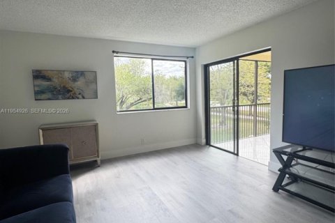 Condo in Weston, Florida, 3 bedrooms  № 2009943 - photo 15