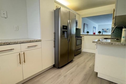 Condo in Weston, Florida, 3 bedrooms  № 2009943 - photo 2