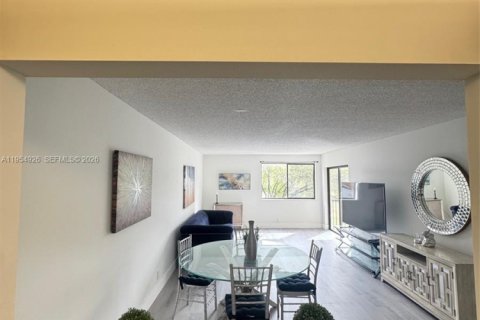 Condo in Weston, Florida, 3 bedrooms  № 2009943 - photo 5