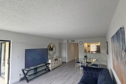 Condo in Weston, Florida, 3 bedrooms  № 2009943 - photo 7