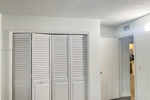 Condo in Weston, Florida, 3 bedrooms  № 2009943 - photo 11