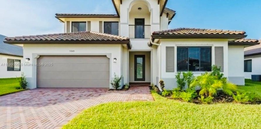 House in Ave Maria, Florida 5 bedrooms, 327.2 sq.m. № 1814210