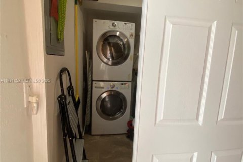 Casa en venta en Miami, Florida, 4 dormitorios, 210.05 m2 № 1982710 - foto 22