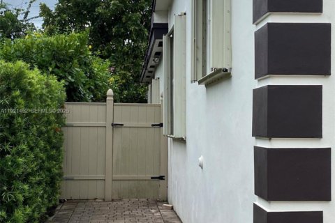 Casa en venta en Miami, Florida, 4 dormitorios, 210.05 m2 № 1982710 - foto 24