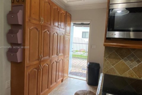 Casa en venta en Miami, Florida, 4 dormitorios, 210.05 m2 № 1982710 - foto 6