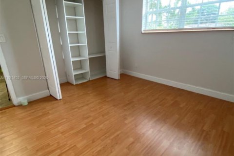 Casa en venta en Miami, Florida, 4 dormitorios, 210.05 m2 № 1982710 - foto 18