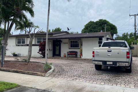 Casa en venta en Miami, Florida, 4 dormitorios, 210.05 m2 № 1982710 - foto 1