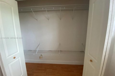 Casa en venta en Miami, Florida, 4 dormitorios, 210.05 m2 № 1982710 - foto 20