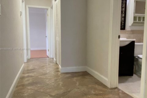 Casa en venta en Miami, Florida, 4 dormitorios, 210.05 m2 № 1982710 - foto 7