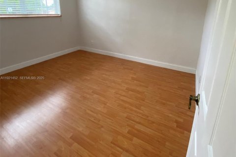 Casa en venta en Miami, Florida, 4 dormitorios, 210.05 m2 № 1982710 - foto 17