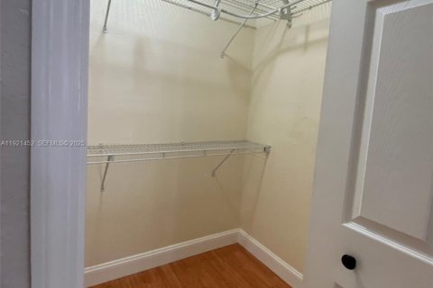 Casa en venta en Miami, Florida, 4 dormitorios, 210.05 m2 № 1982710 - foto 16