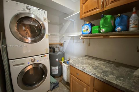 Casa en venta en Miami, Florida, 4 dormitorios, 210.05 m2 № 1982710 - foto 23