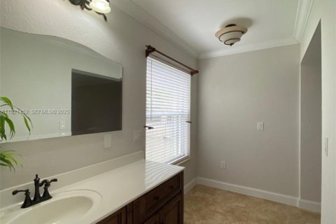 Casa en venta en Miami, Florida, 4 dormitorios, 210.05 m2 № 1982710 - foto 13