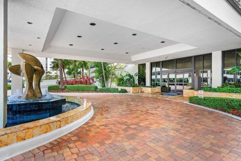 Condo in Highland Beach, Florida, 2 bedrooms № 2185227 - photo 2