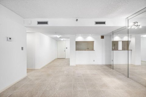Condo in Highland Beach, Florida, 2 bedrooms № 2185227 - photo 13